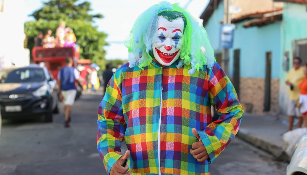 Foliões se fantasiam no bloco Vaca Atolada