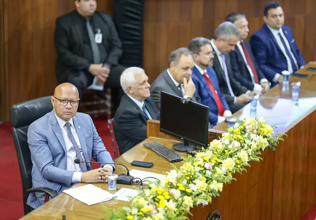 Franzé Silva e autoridades na abertura do ano legislativo