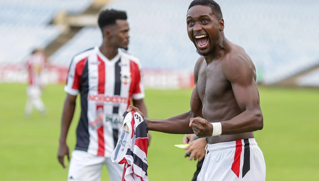 Fumaça comemorando o seu gol