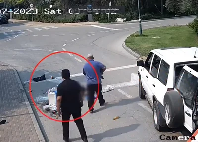 Funcionário da ONU carrega corpo com terrorista do Hamas