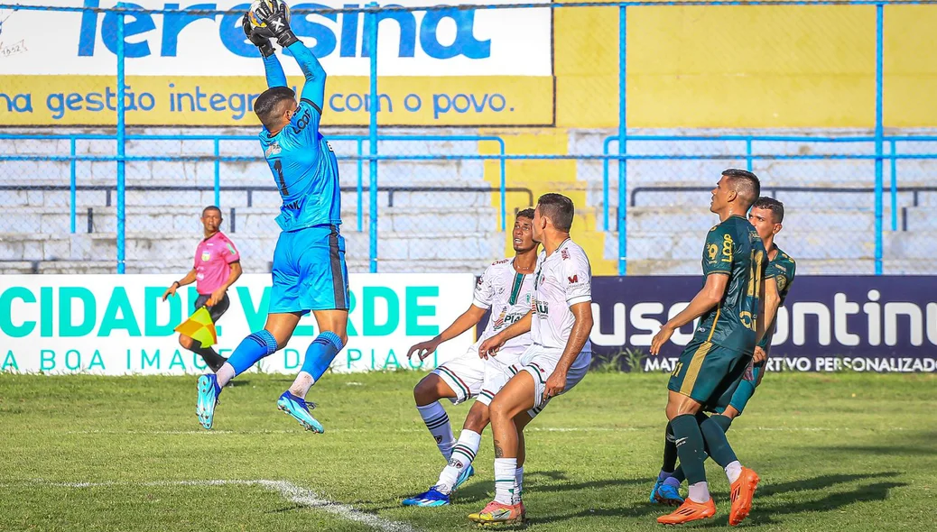 Goleiro do Altos faz boa defesa