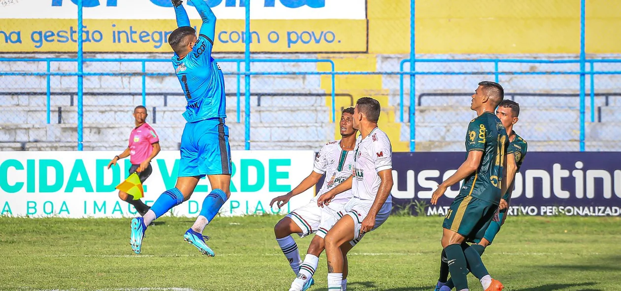Goleiro do Altos faz boa defesa