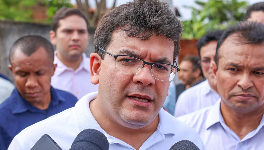 Governador Rafael Fonteles em entrevista à imprensa