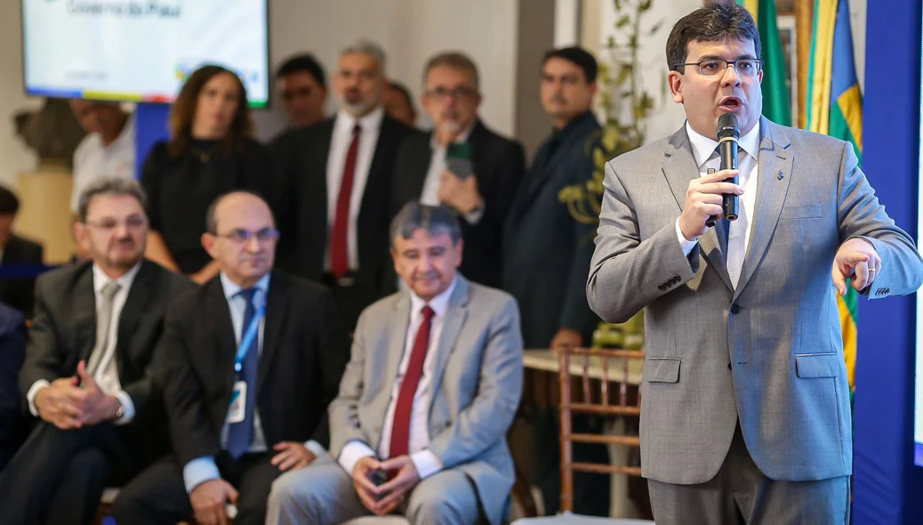 Governador Rafael no evento de assinatura