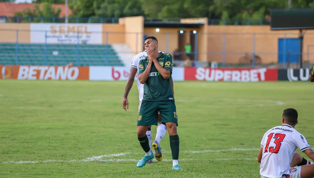 Iago lamenta mais uma chance perdida