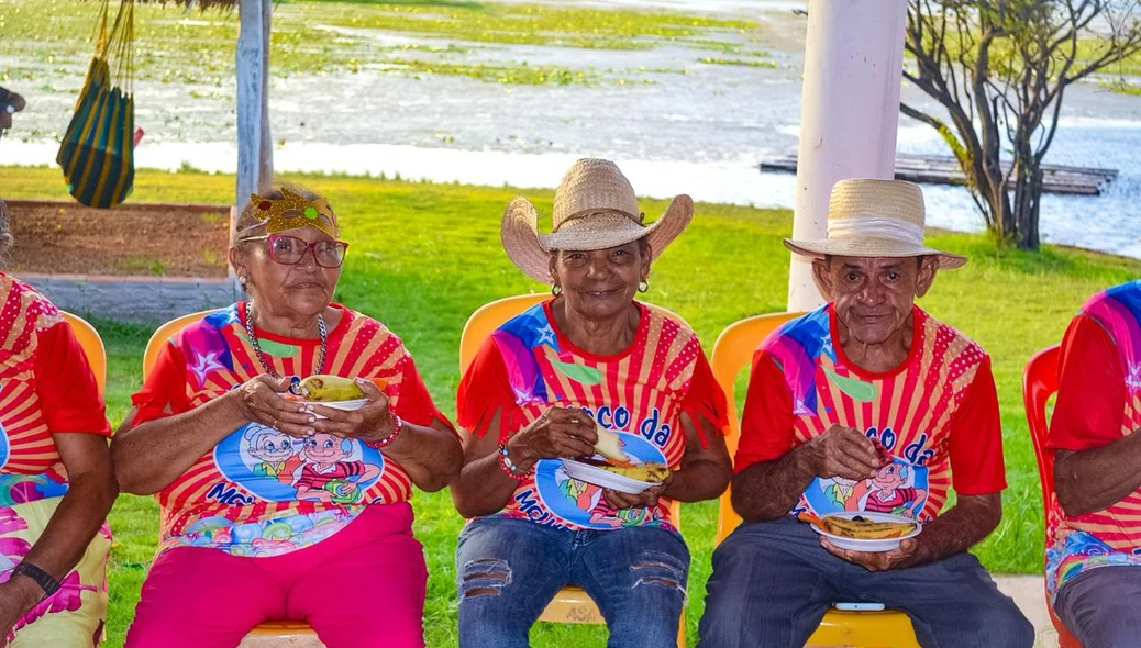 Idosos se divertem durante Carnaval em Joaquim Pires