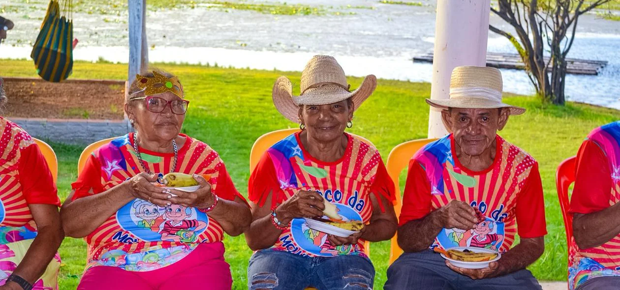 Idosos se divertem durante Carnaval em Joaquim Pires