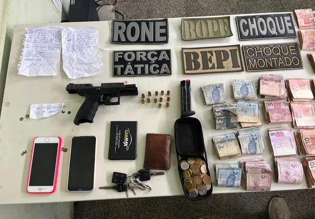 Ilícitos apreendidos na casa de um dos suspeitos de participação no assassinato do soldado Agamenon Dias Freitas Júnior