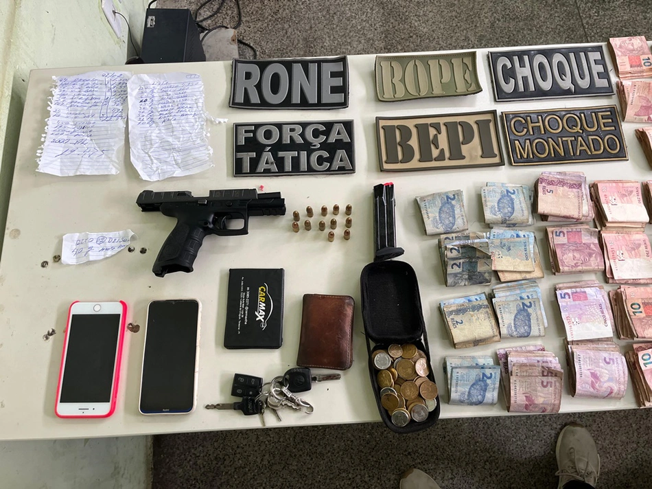 Ilícitos apreendidos na casa de um dos suspeitos de participação no assassinato do soldado Agamenon Dias Freitas Júnior
