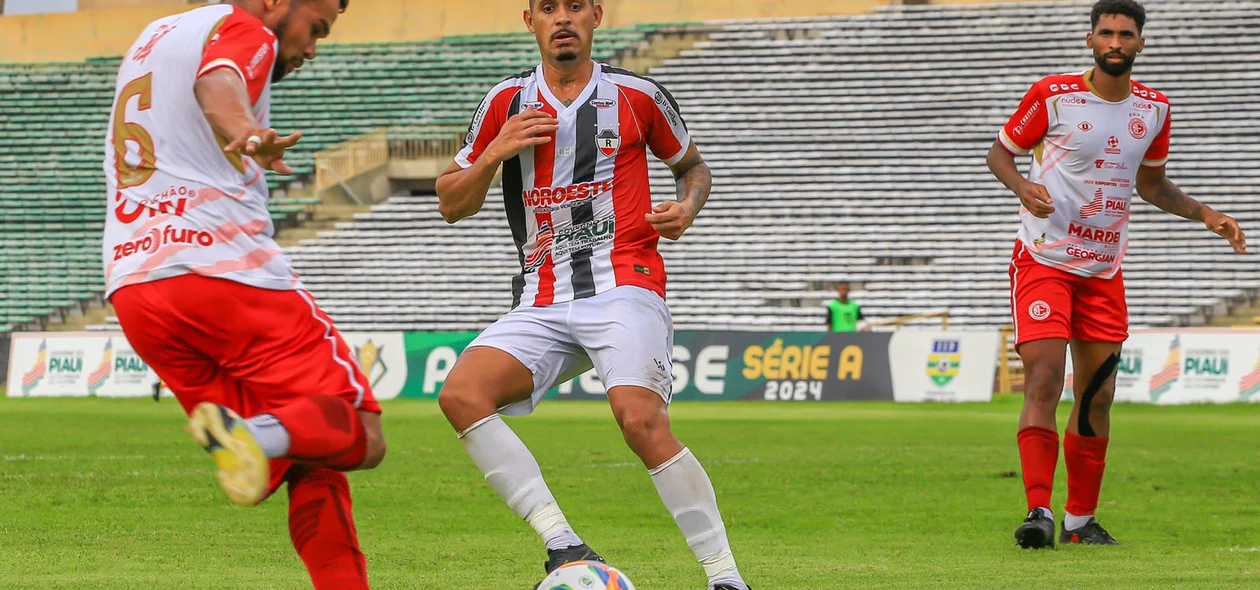 Ivanaldo, do 4 de Julho, rifando a bola para o ataque