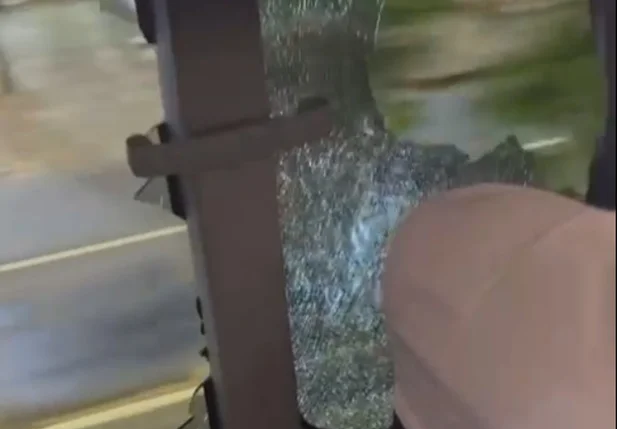Janela de ônibus do Fortaleza é quebrada após ataques