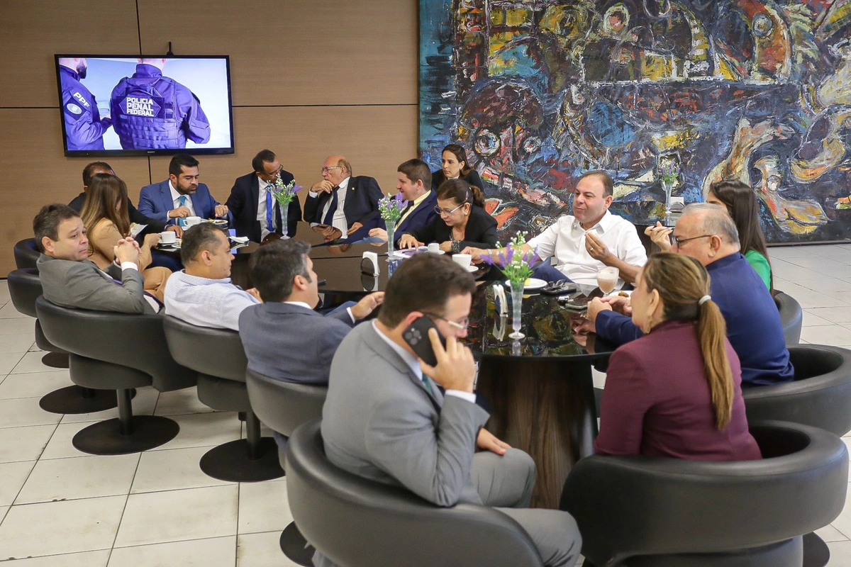 Jeová Alencar se reúne com vereadores