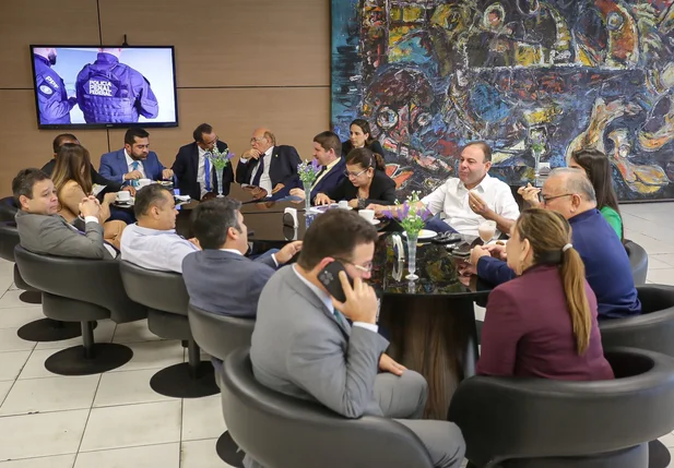 Jeová Alencar se reúne com vereadores