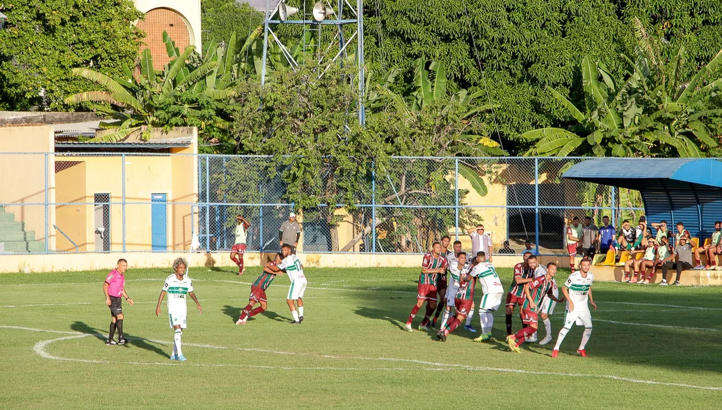 Jogada ofensiva do Fluminense-PI contra o Altos