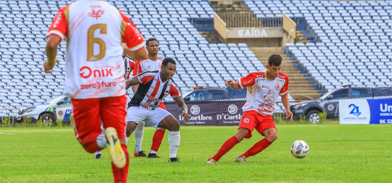 Jogador do 4 de Julho buscando se livrar da marcação de Darlan do River