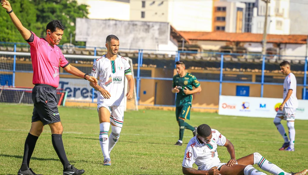 Jogador do Flu-PI caído