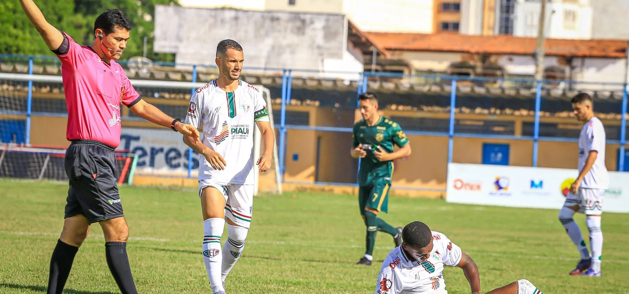 Jogador do Flu-PI caído