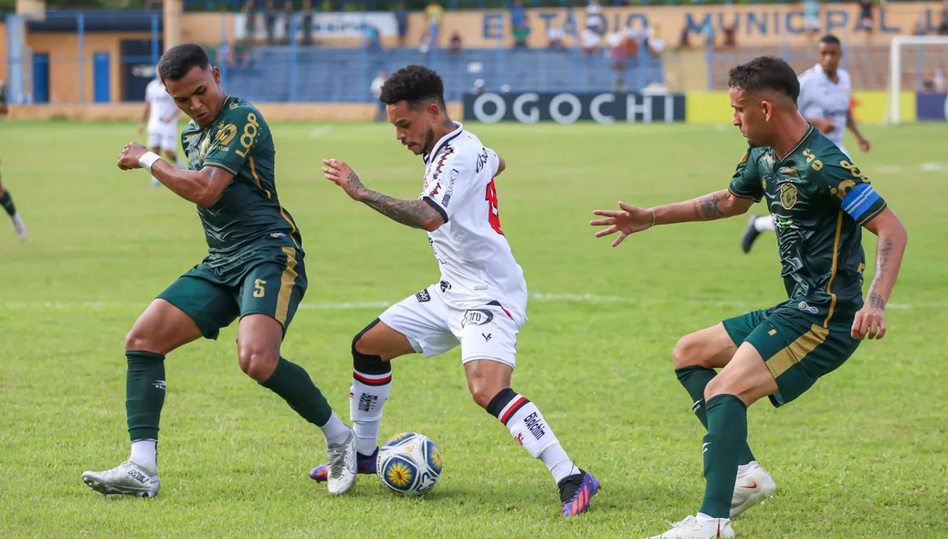 Jogador do Vitória fica a bola