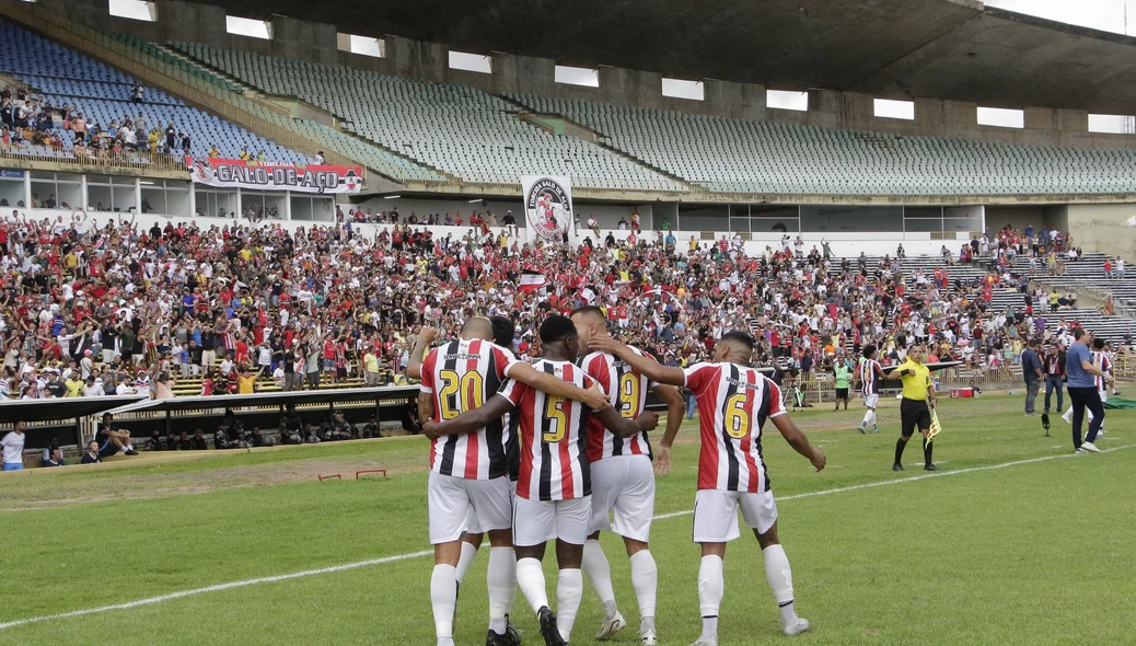 Jogadores de River comemoram gol sobre o Bahia
