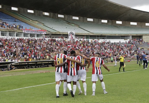 Jogadores de River comemoram gol sobre o Bahia