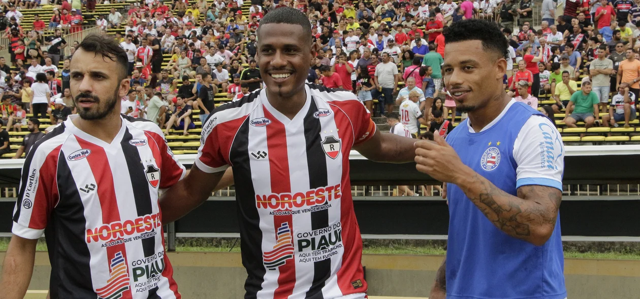 Jogadores de River e Bahia antes da partida