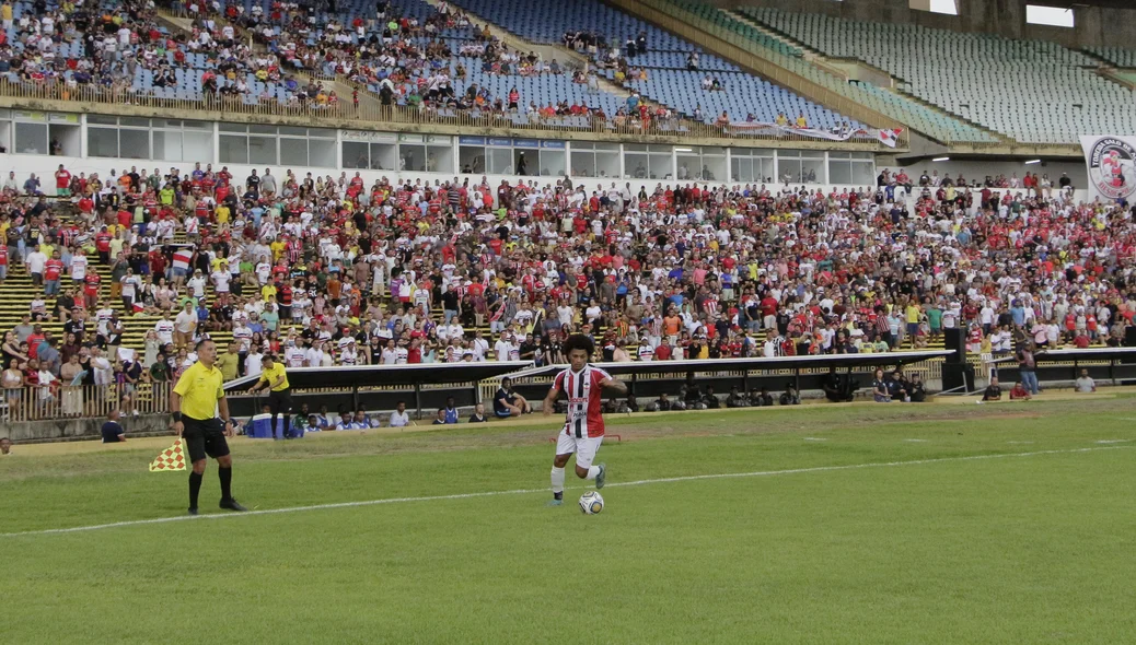 Jogadores de River e tentando o cruzamento