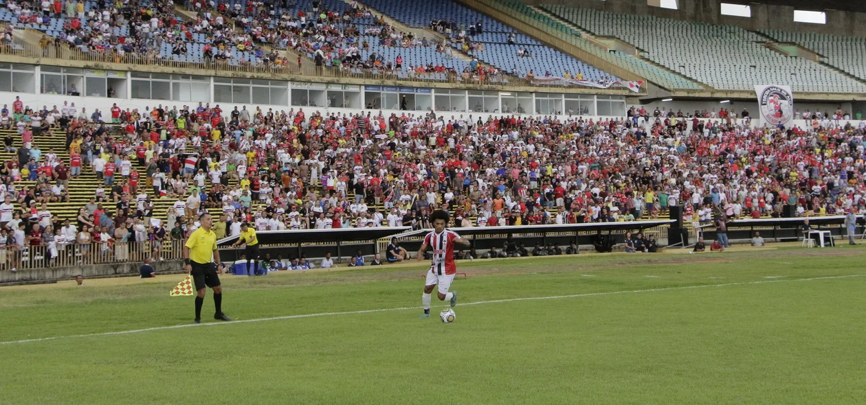Jogadores de River e tentando o cruzamento