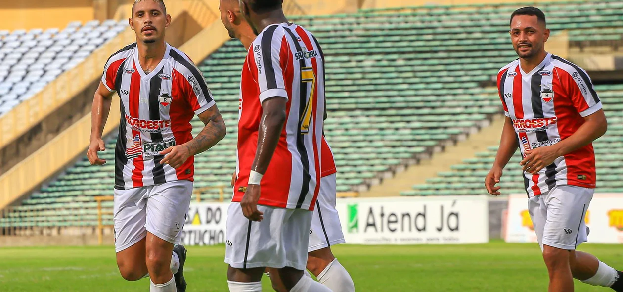 Jogadores do River comemoram gol marcado contra o 4 de Julho