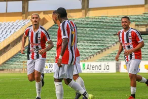 Jogadores do River comemoram gol marcado contra o 4 de Julho