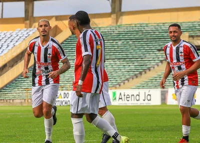 Jogadores do River comemoram gol marcado contra o 4 de Julho