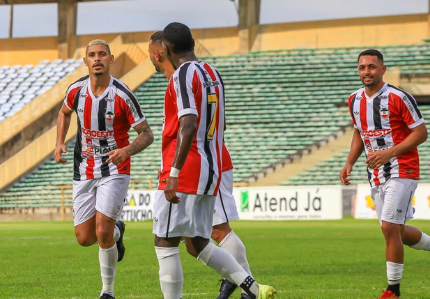Jogadores do River comemoram gol marcado contra o 4 de Julho