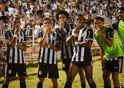 Jogadores do Treze comemoram o gol de Edmundo
