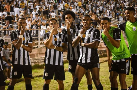 Jogadores do Treze comemoram o gol de Edmundo