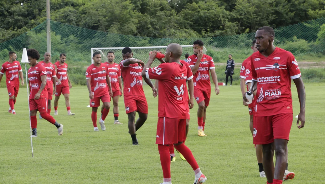 Jogadores em preparação para jogo contra o Ypiranga