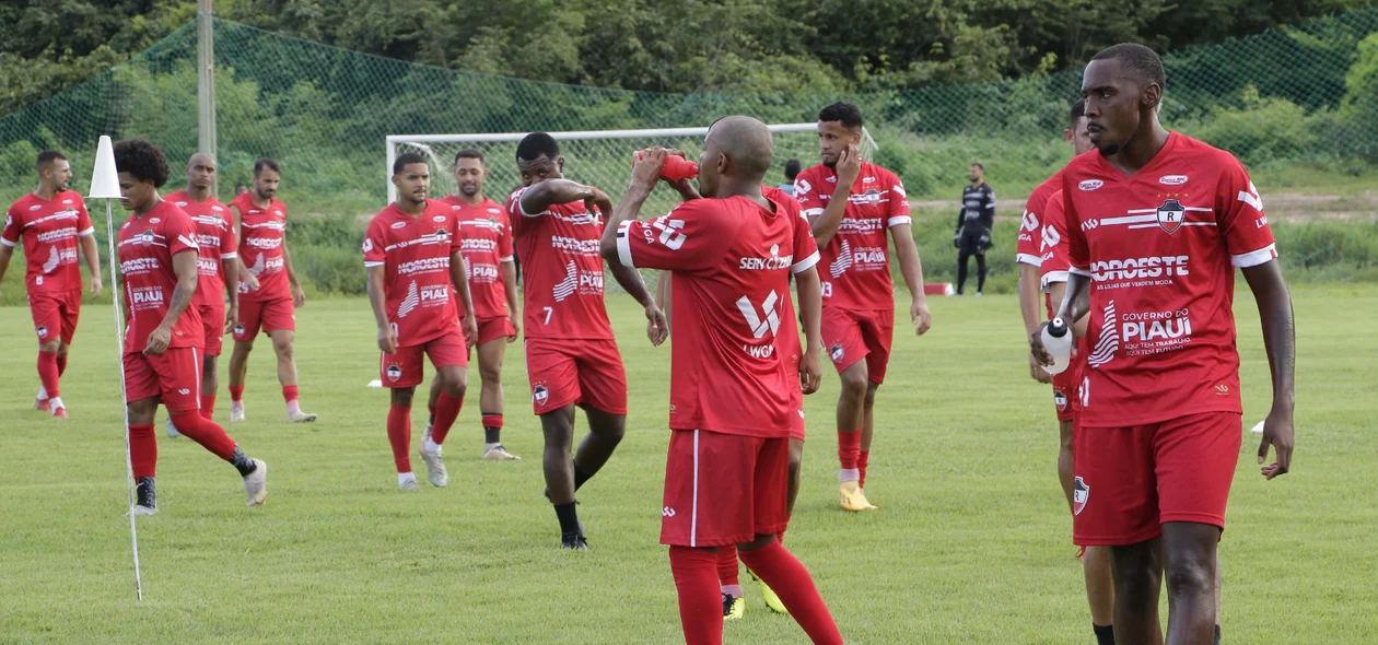 Jogadores em preparação para jogo contra o Ypiranga