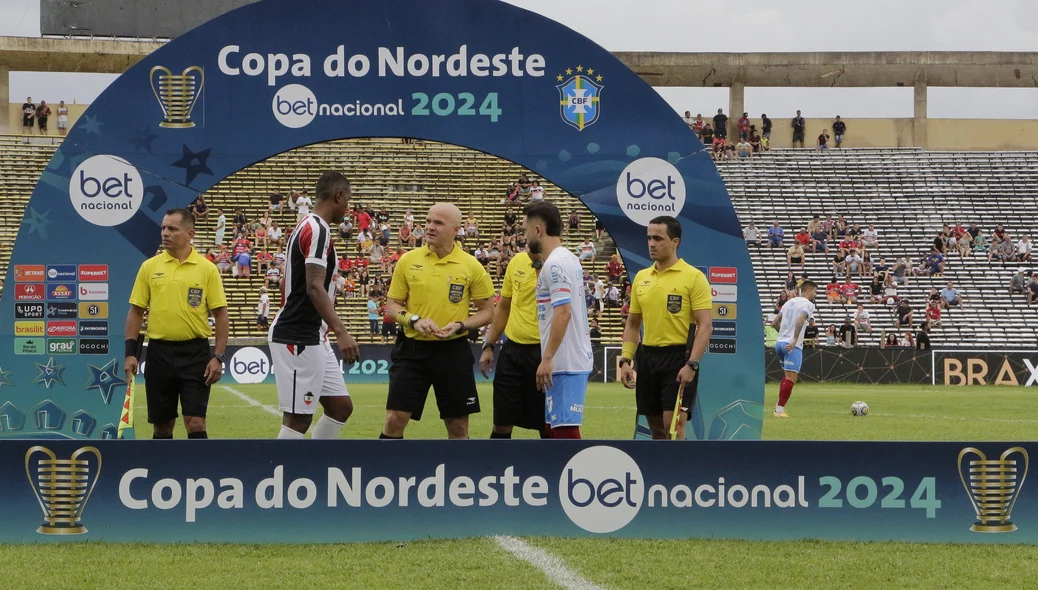 Leandro Amaro, Éverton Ribeiro e arbitragem