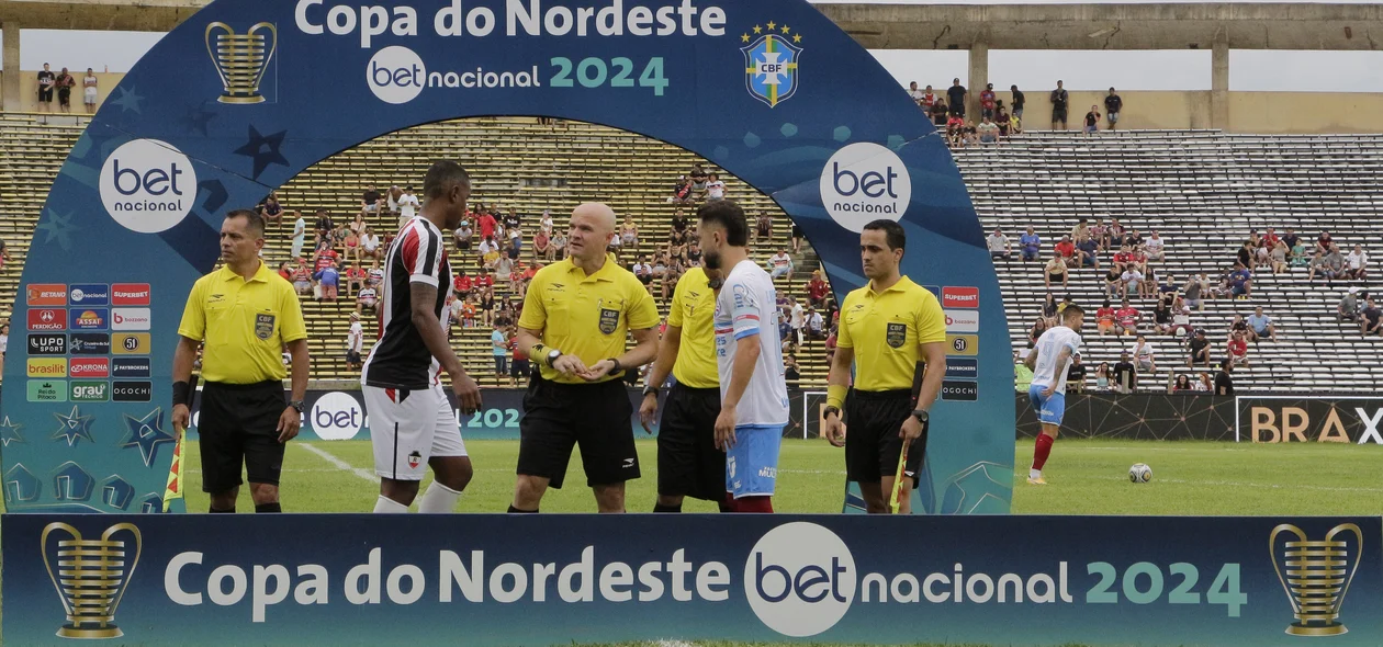 Leandro Amaro, Éverton Ribeiro e arbitragem