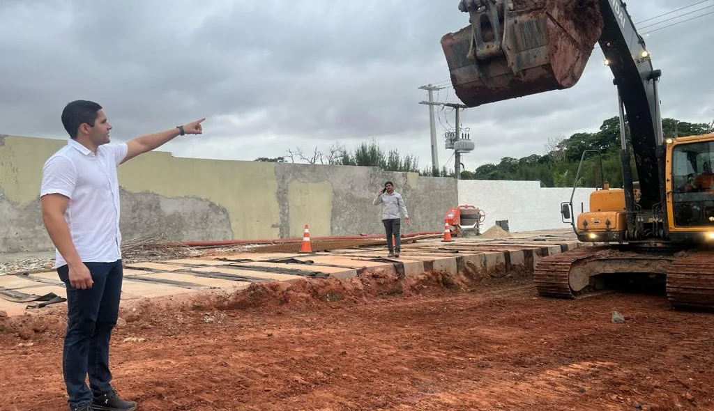 Leonardo Sobral esteve inspecionando as obras da Galeria de Macrodrenagem da BR-343