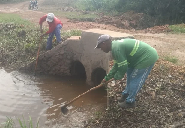 Limpeza de bueiros em Esperantina