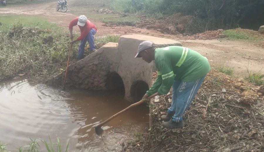 Limpeza de bueiros em Esperantina