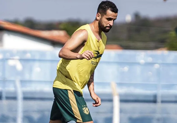 Lucas Gomes, meio-campo do Altos