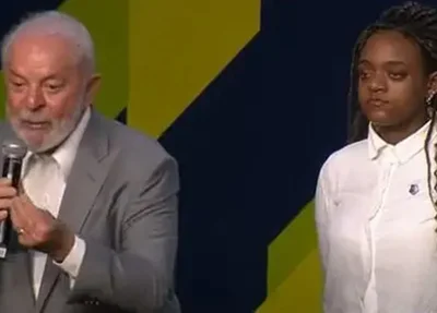 Lula ao lado de jovem negra em evento da Volkswagen