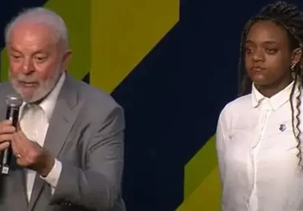 Lula ao lado de jovem negra em evento da Volkswagen