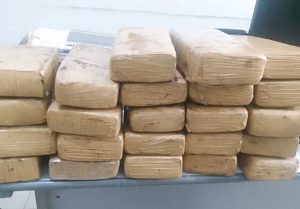 Maconha apreendida com passageiro de táxi em Floriano