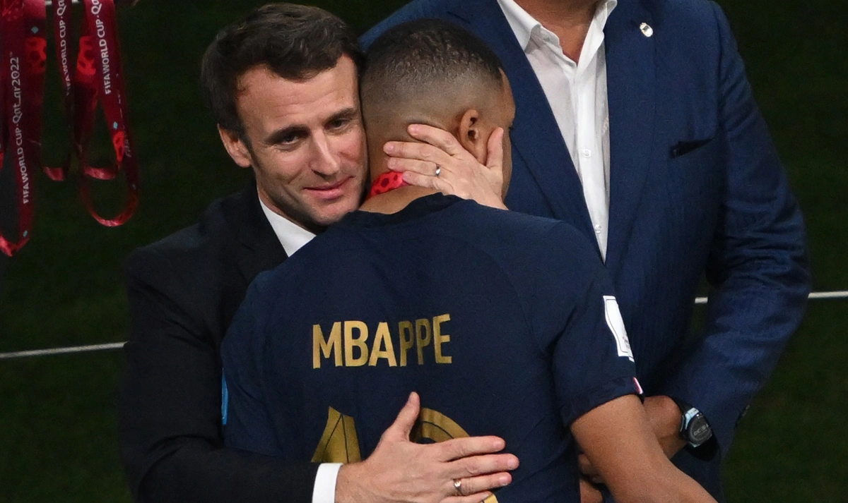 Macron e Mbappé na final da Copa do Mundo de 2022