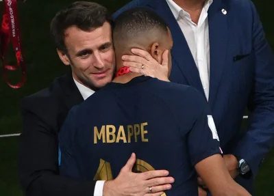 Macron e Mbappé na final da Copa do Mundo de 2022