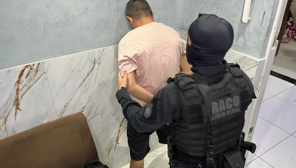 Mandado de prisão sendo cumprido na Operação Rota Caipira