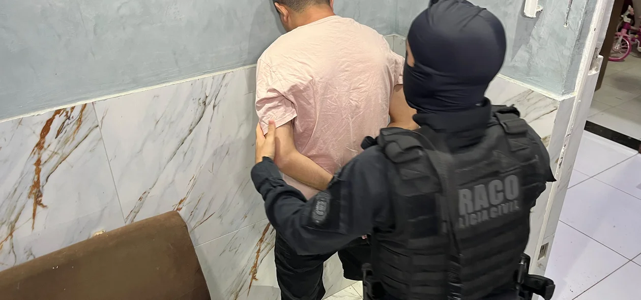 Mandado de prisão sendo cumprido na Operação Rota Caipira