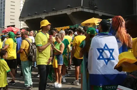 Manifestantes usaram bandeiras de Israel