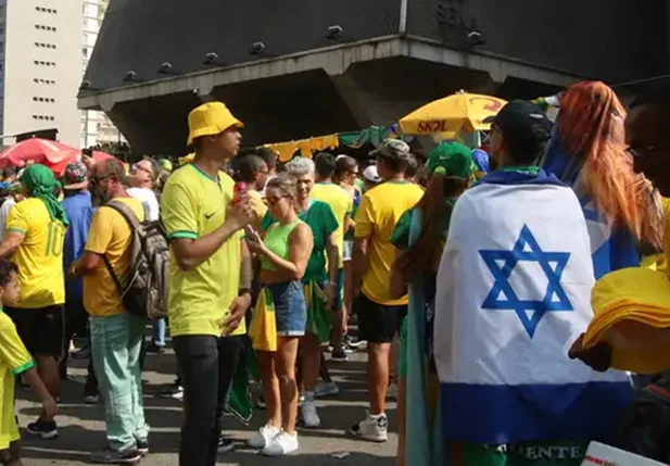 Manifestantes usaram bandeiras de Israel